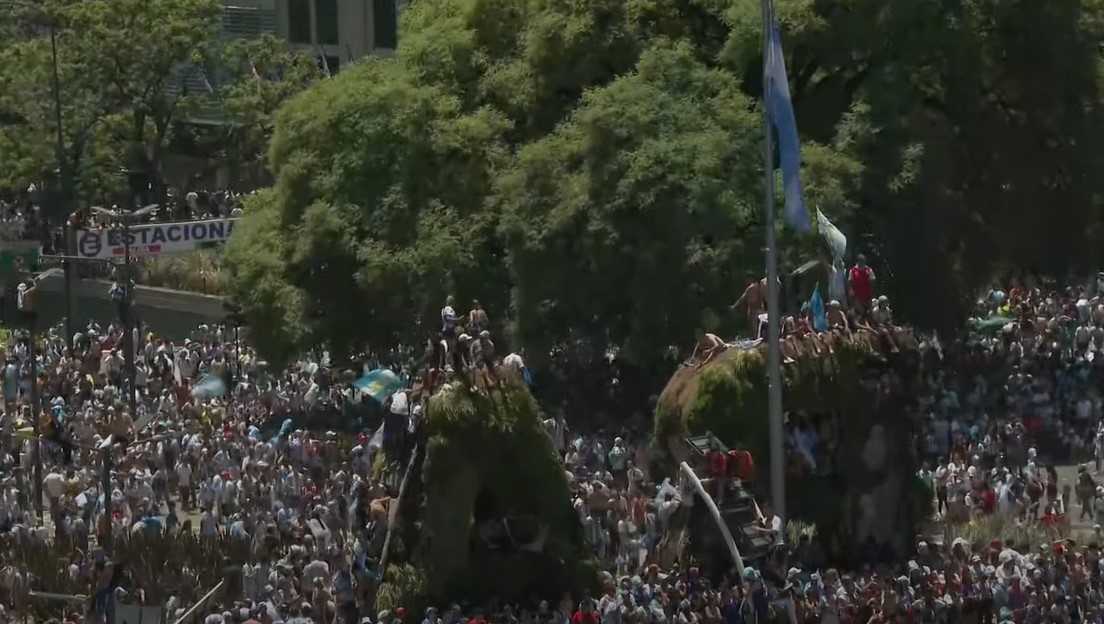 RIJEKA NARODA SLILA SE U CENTAR BUENOS AJRESA Navijači preplavili ulice argentinske prestonice, čekaju heroje (VIDEO)