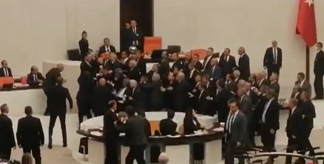 TUČA U TURSKOM PARLAMENTU Poslanik završio na intenzivnoj njezi (VIDEO)