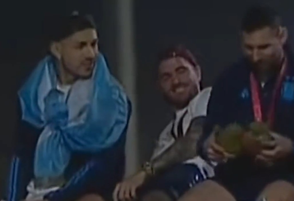 ARGENTINCI ODLUČILI DA SE NAŠALE SA REPREZENTACIJOM Mesiju dali "Mbapeovu" masku – pogledajte reakciju (VIDEO)