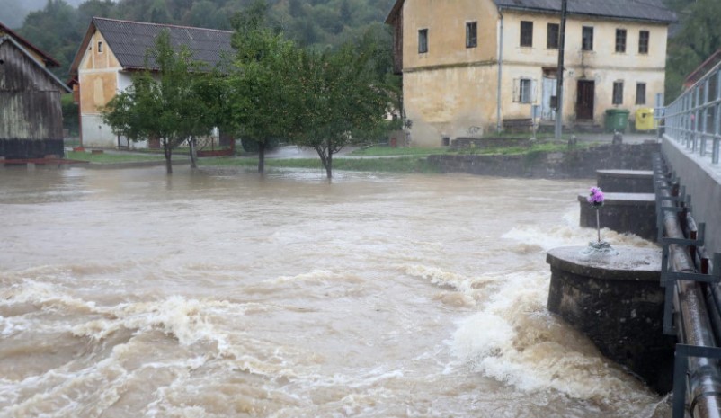 PROGLAŠENO VANREDNO STANJE Naglo porastao vodostaj Kupe