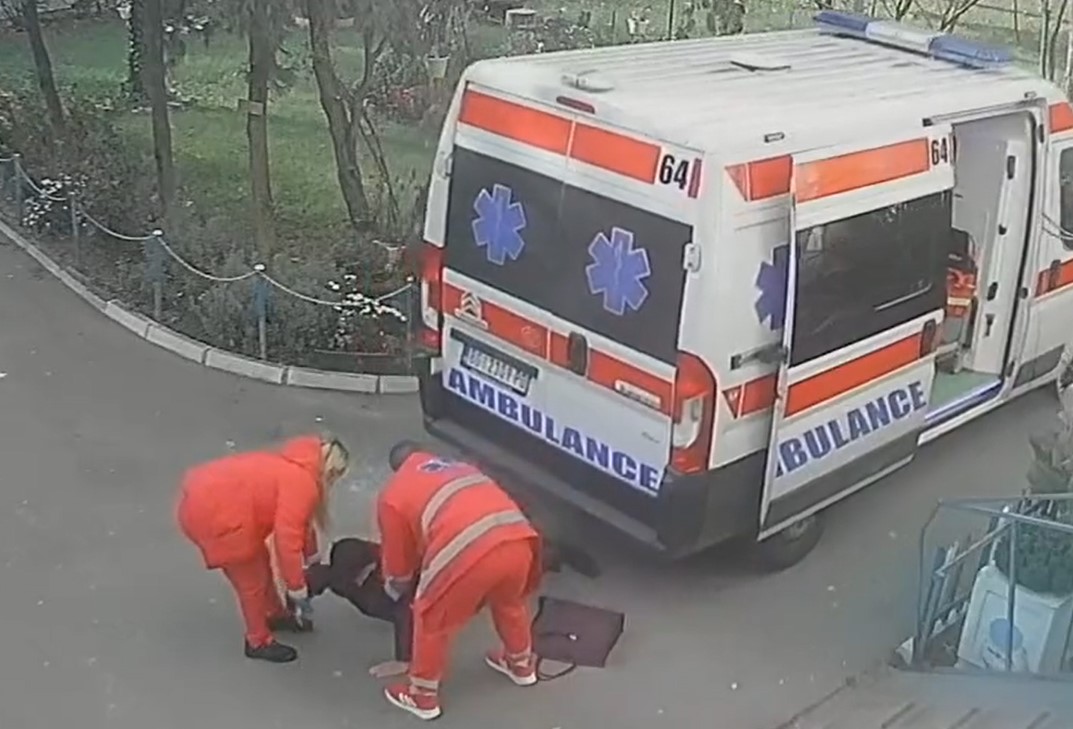 STARICA OSTALA ZAGLAVLJENA POD VOZILOM Hitna pomoć vožnjom u rikverc udarila baku (VIDEO)