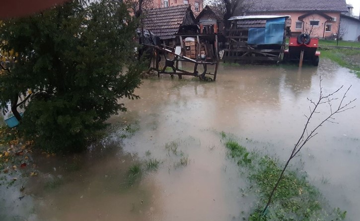 DIJELOVI BANJALUKE POD VODOM Voda se izlila u Dragočaju, neizvjesna noć pred mještanima