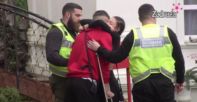 ODMAH MU PALA U ZAGRLJAJ! Maja ugledala Bilala na vratima Bijele kuće, pa odmah potrčala ka njemu! (VIDEO)