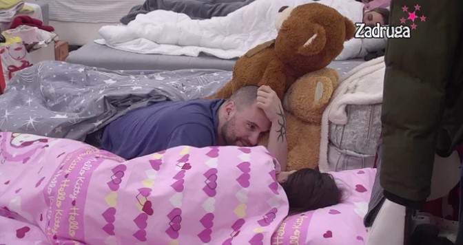 SVE SU BLIŽI! Anđela i Zvezdan jedva dočekali da se zavuku u krevet i ponovo šapuću do iznemoglosti! (VIDEO)