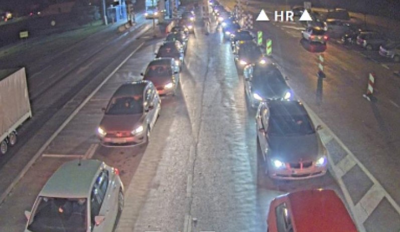 DIJASPORA STIŽE KUĆI Kilometarske kolone na ulazu u BiH
