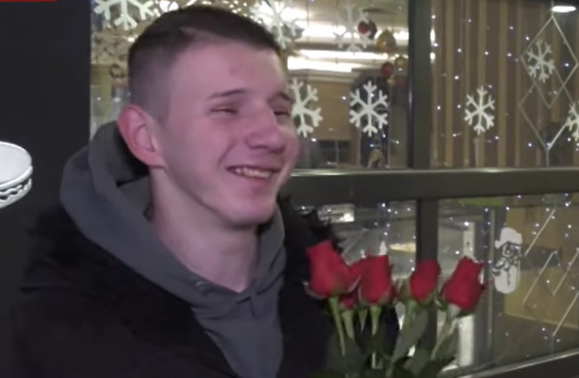 UPRKOS TEŠKIM VREMENIMA BRANIMIR SE NE PREDAJE Bjeljinac prodajom ruža zarađuje za život