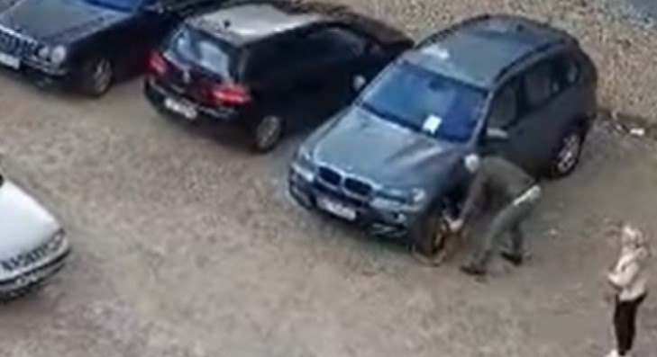 DOŠAO U BiH IZ AUSTRIJE PA NAPRAVIO HAOS Stavili kandžu jer je parkirao gdje ne treba, on je polupao čekićem VIDEO