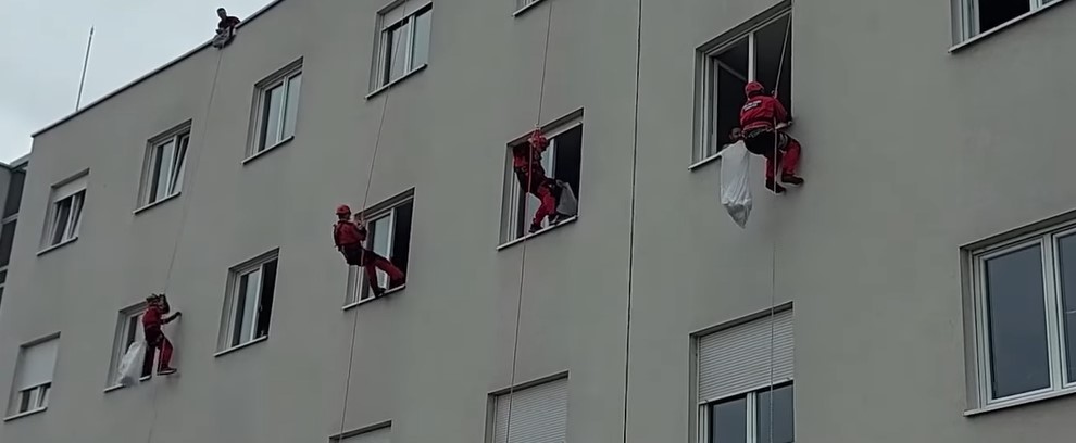 PRELIJEP GEST BIJELJINSKIH HUMANISTA Djeda Mrazevi se spuštali sa krova bolnice, mališani oduševeljeni paketićima