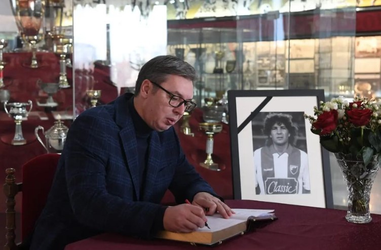 "ZBOGOM SINIŠA I HVALA NA SVEMU" Vučić se upisao u Knjigu žalosti (FOTO)