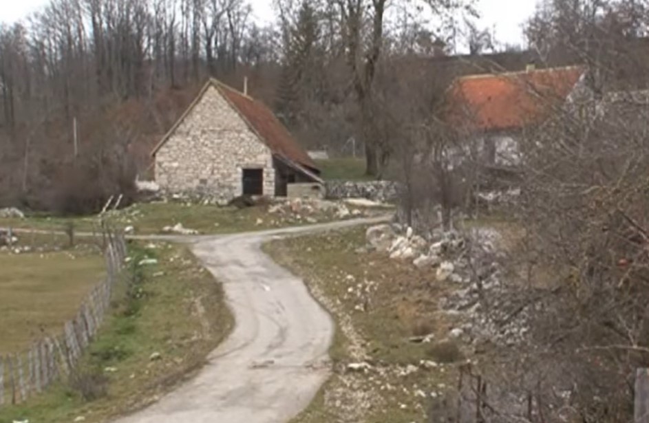 ČAMCEM NA SLAVU U GACKU, NIJE IM PRVI PUT Kiša začepila sve ponore i presjekla prilaze selu (VIDEO)