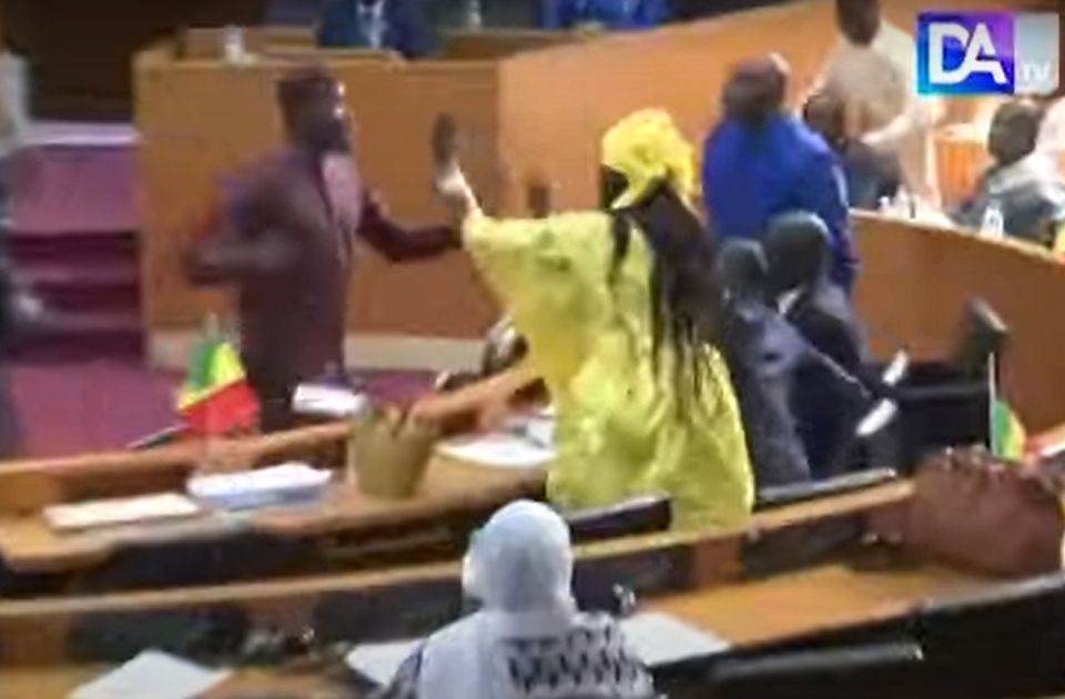 SIJEVALE PESNICE Brutalna tuča u parlamentu Senegala tokom rasprave o budžetu (VIDEO)