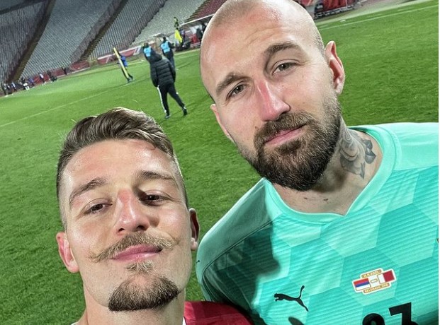 NOVOPEČENI STRIC OBJAVIO DIRLJIVU FOTOGRAFIJU Sergej Milinković Savić prvi put drži kćerkicu u rukama, pogledajte taj ponos oca! (FOTO)