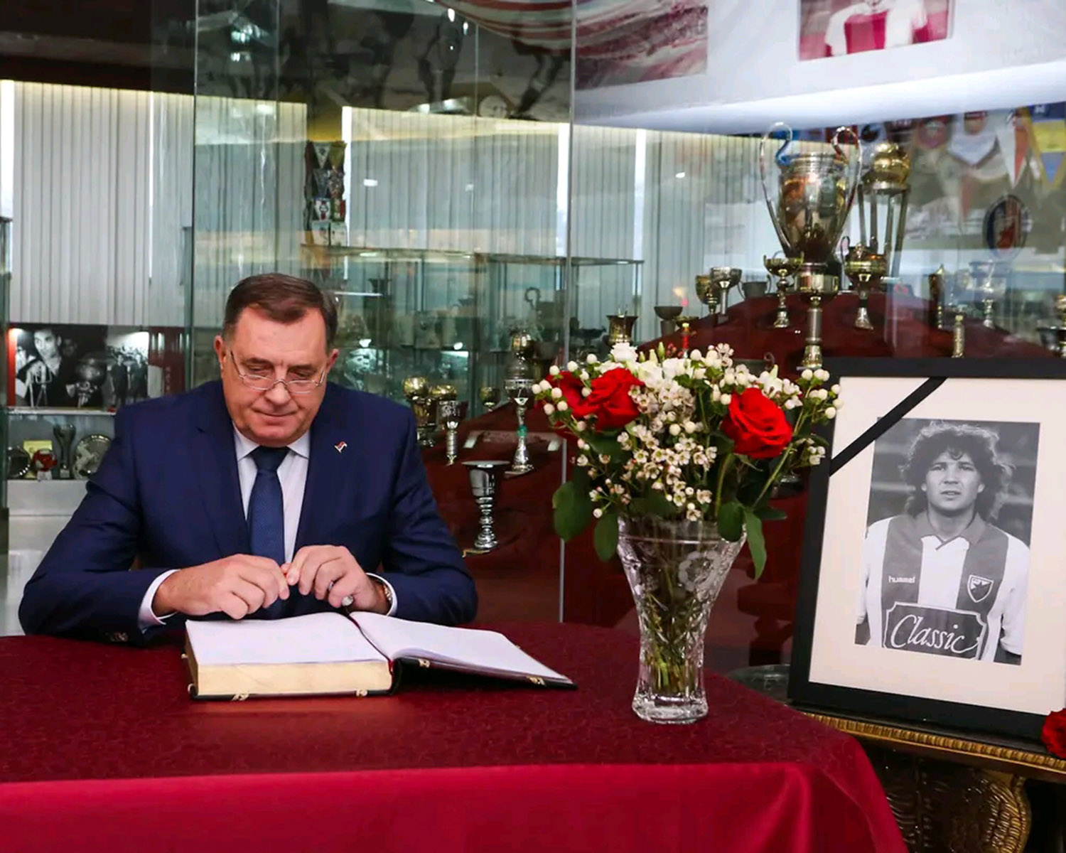 "OVO NIJE POZDRAV, JER SINIŠA OSTAJE U SJEĆANJIMA" Predsjednik Dodik se upisao u knjigu žalosti povodom smrti Mihajlovića (FOTO)