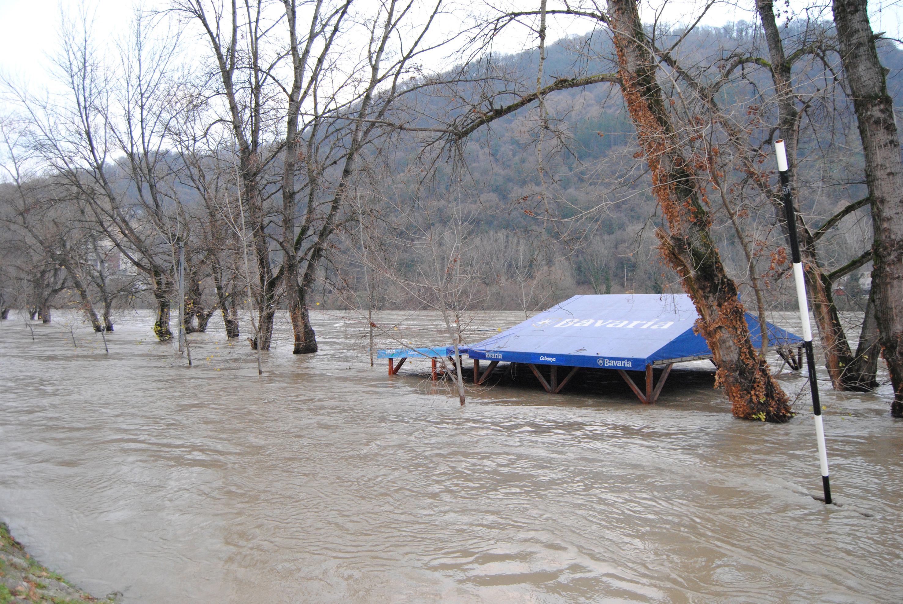 IZLILA SE DRINA NA PODRUČJU ZVORNIKA Rijeka poplavila poljoprivredno zemljište i garaže u Karakaju (FOTO)