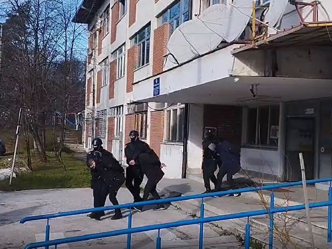 ORGANIZOVANI KRIMINAL MUP Srpske sproveo u Tužilaštvo pet lica uhapšenih u Sokocu (VIDEO)
