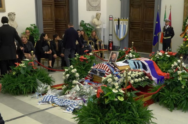 PRIZOR IZ RIMA KIDA DUŠU Brat i sin Siniše Mihajlovića prekrili kovčeg srpskom trobojkom! (FOTO/VIDEO)