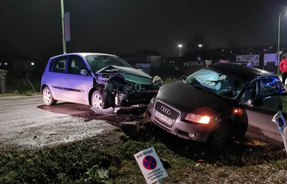 TEŽAK UDES 3 AUTOMOBILA U ŽIVINICMA Jedno vozilo završilo van ceste, ima povrijeđenih