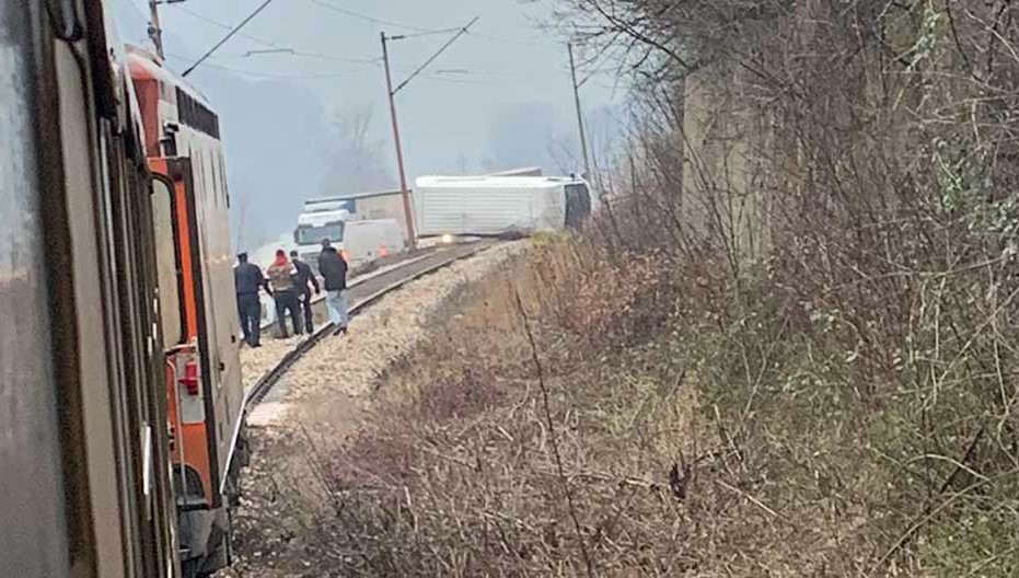 Kombi sletio na prugu i prevrnuo se, vozač povrijeđen (FOTO)