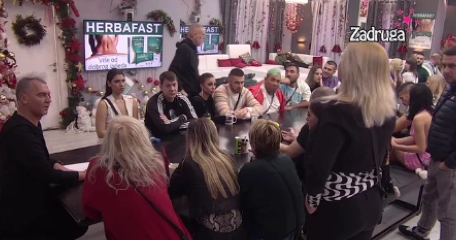 STRAVIČNE SCENE U ZADRUZI Maju hitno izveli napolje, saopštili joj da je preminuo njen otac (VIDEO)
