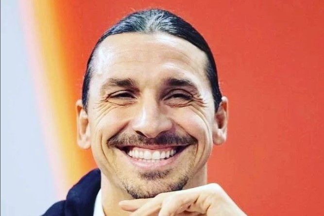 "SRETAN BOŽIĆ VAMA I VAŠIM SUPRUGAMA" Ibrahimović se oglasio posebnom fotografijom, damama priuštio poseban "poklon"