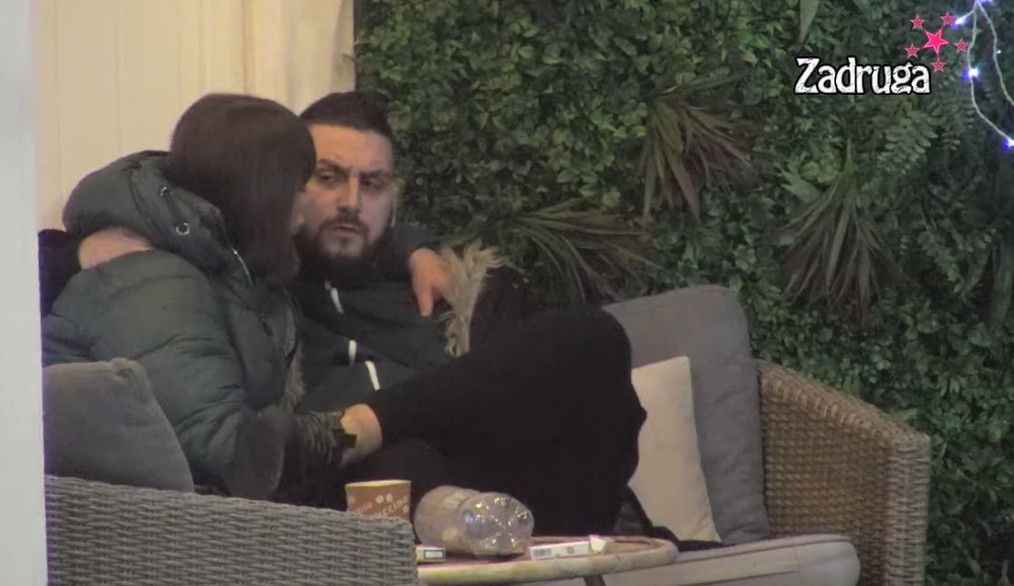 ROMANTIČNO JUTRO Zola Miljani pjevao na uvo, pa predložio da odu u manastir: Ti bi i u manastiru rekla: "Hajde malo..." (VIDEO)