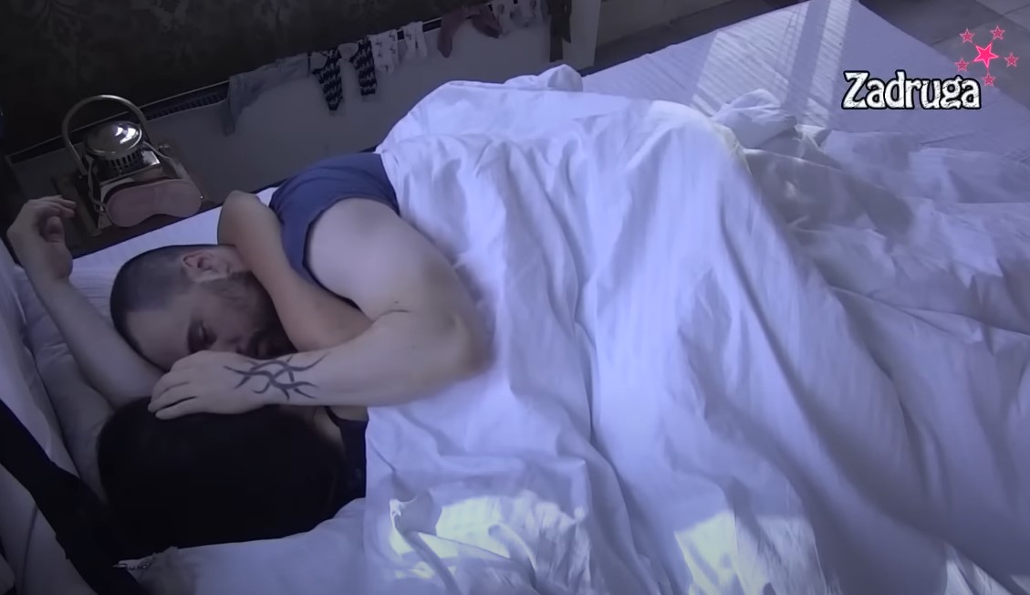 PAO PRVI POLJUBAC Zvezdan i Anđela razmjenjivali nježnost (VIDEO)
