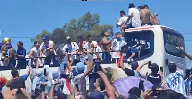 HAOS NA DOČEKU SVJETSKIH ŠAMPIONA U FUDBALU Gradom se vozili na autobusu, iz mase ih evakuisali helikopterom! (VIDEO)