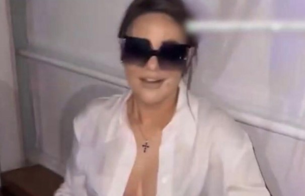 ANA NIKOLIĆ LUDOVALA NA SPLAVU Pjevačica raskopčala košulju i napravila haos u separeu, isplivao snimak ludog provoda (FOTO/VIDEO)