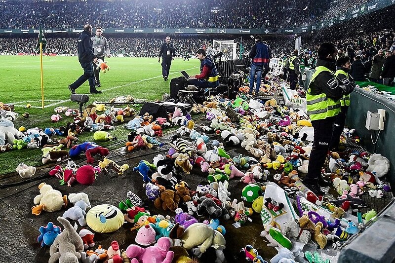 "KIŠA OD 14.000 PLIŠANIH IGRAČAKA" Betisovi navijači humanitarnom akcijom oduševili svijet (FOTO/VIDEO)