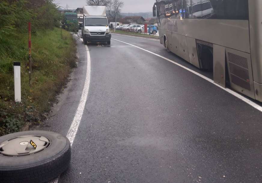 OTPAO TOČAK NA AUTOBUSU Lančani sudar kod Čelinca (FOTO)