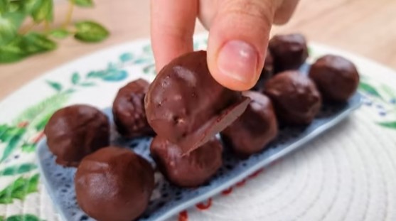 BRZ I JEDNOSTAVAN RECEPT Kuglice sa bananom, lješnacima i čokoladom