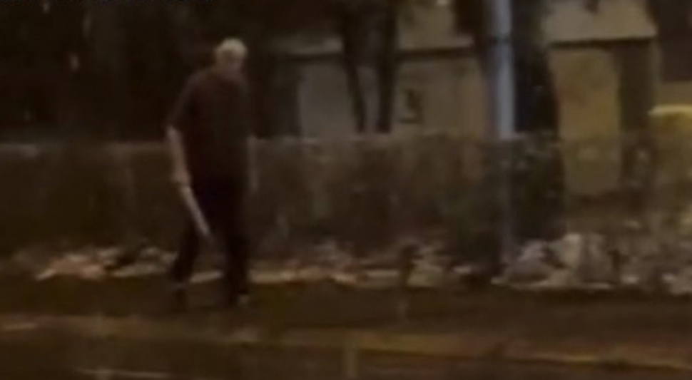 NAKON INCIDENTA U BANJALUCI Oglasio se čovjek koji je na snimku išao ka mladićima sa cijevi u ruci