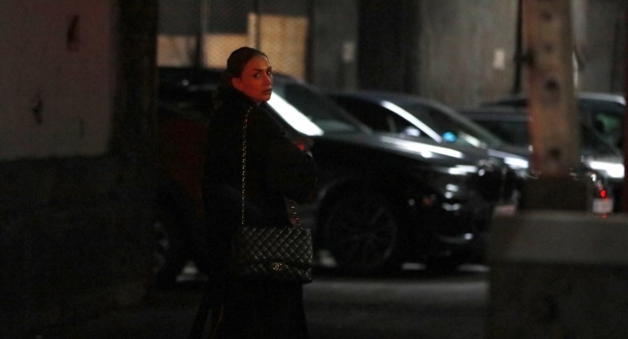 EKSKLUZIVNI PAPARAZZO! Pop pjevačica za torbu dala pravo bogatstvo, zavrtjeće vam se u glavi od cifre modnog detalja poznatog svjetskog brenda (FOTO)