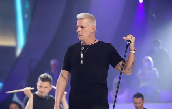 ĐORĐE DAVID STAVIO KARTE NA STO Oglasio se nakon što mu je zabranjeno da pjeva pjesme "Generacije 5": "Sabotirali su mi nastupe, treba da ih bude sramota"