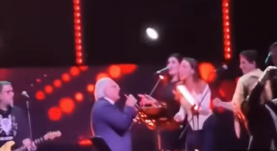 JELENA ĐOKOVIĆ ZAPJEVALA SA ŽELJKOM SAMARDŽIĆEM! U farmerkama i patikama pred svima izletjela na binu: "Da je muško bila bi mi k'o rođeni brat" (FOTO/VIDEO)