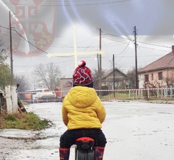 "SRBIJA JE VJEČNA DOK SU NJENA DJECA ZEMLJI VJERNA" Dječak na biciklu kao simbol srpske snage na Kosmetu (FOTO)