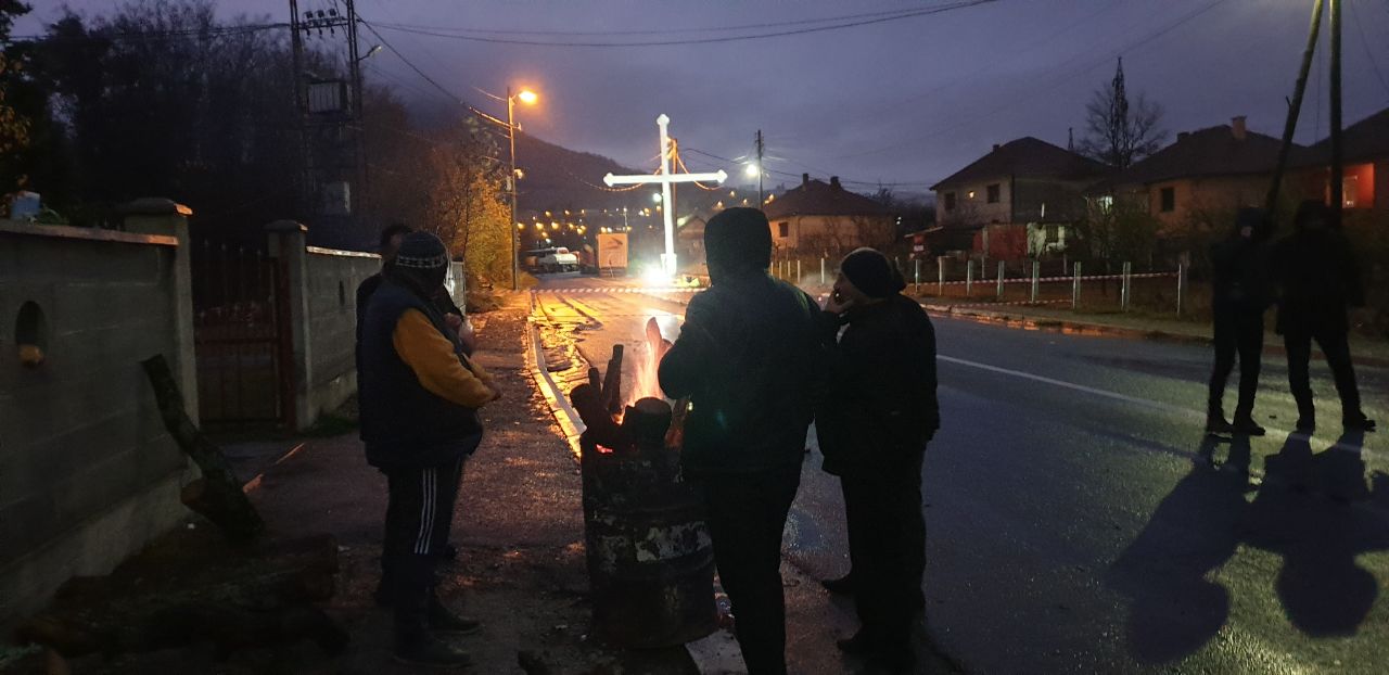 I NIKOLJDAN PROVODE POD OTVORENIM NEBOM Srbi na sjeveru KiM deseti dan na barikadama, đaci danas ponovo u klupama