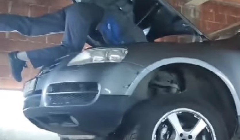 ZAŠTO JEDNOSTAVNO, KAD MOŽE KOMPLIKOVANO? “Ludi Milojko” u akciji: Ovakvo popravljanje auta još niste vidjeli (VIDEO)