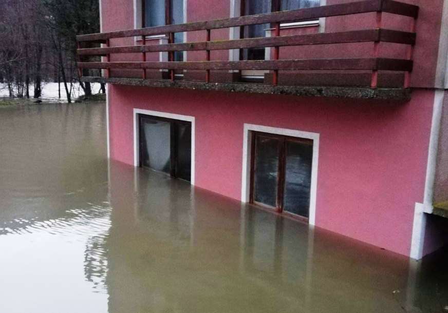 SRPSKA POVRATNIČKA PORODICA OČAJNA “Niko iz Gradske uprave nije dolazio da procijeni štetu” (FOTO)
