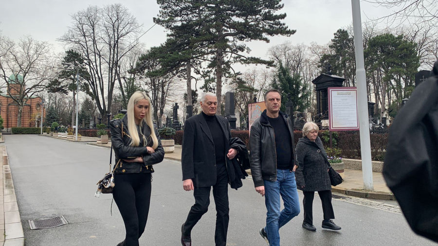 SAHRANA MILANA LAĆE RADULOVIĆA Neutješni Futa smogao snage da kaže dvije riječi, poruka bake i djeda na vijencu kida dušu (FOTO/VIDEO)