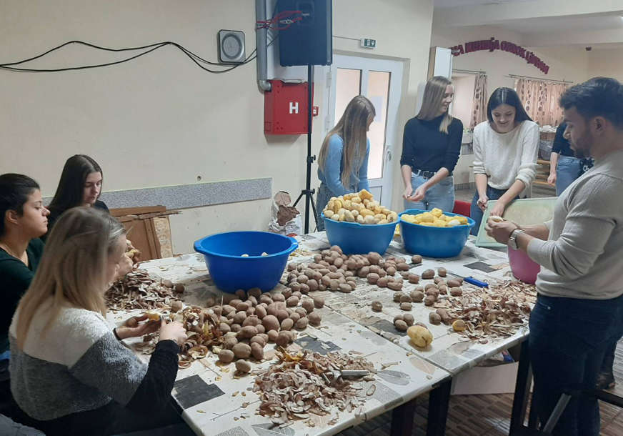 STUDENTI VOLONTIRALI U "MOZAIKU PRIJATELJSTVA" Pripremali obroke za najugroženije (FOTO)