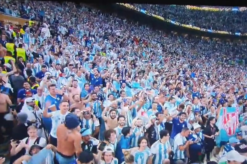 PRIJETI JOJ ZATVOR Navijačica Argentine u prvom redu tribina pokazala grudi tokom slavlja