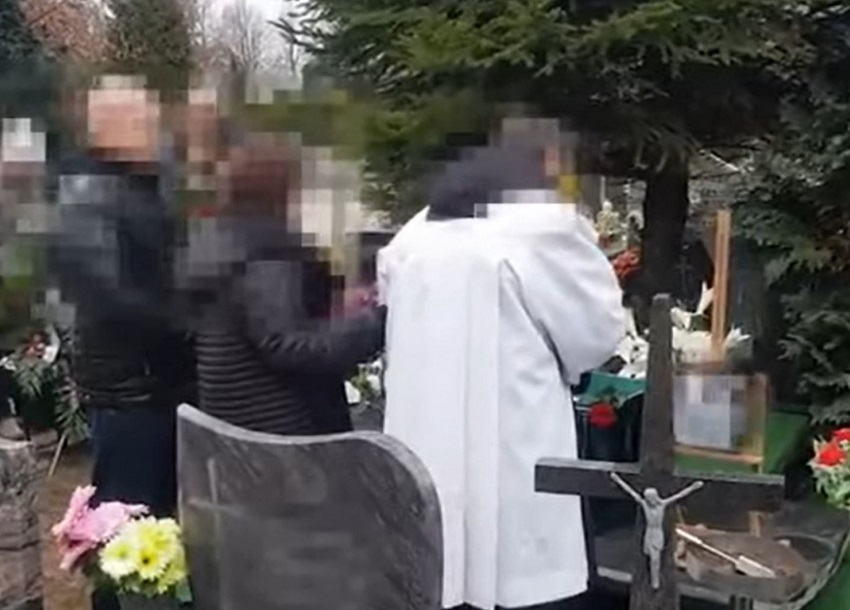 PRIZORI KOJI SU ŠOKIRALI SVIJET Pop pijan došao na sahranu pa usred opela pao preko groba! Tu bizarnostima nije kraj (VIDEO)