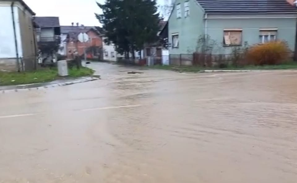 DRAMATIČNI PRIZORI IZ PRIJEDORA Mještani sa zebnjom čekaju noć, voda se izlila u većini naselja (FOTO/VIDEO)