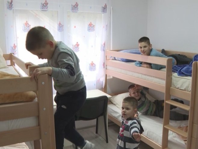 TESLIĆ POKAZAO HUMANO LICE Samohrana majka Vesela (27) i njena „četvorica 'arambaša” imaju bolje uslove za život (VIDEO)