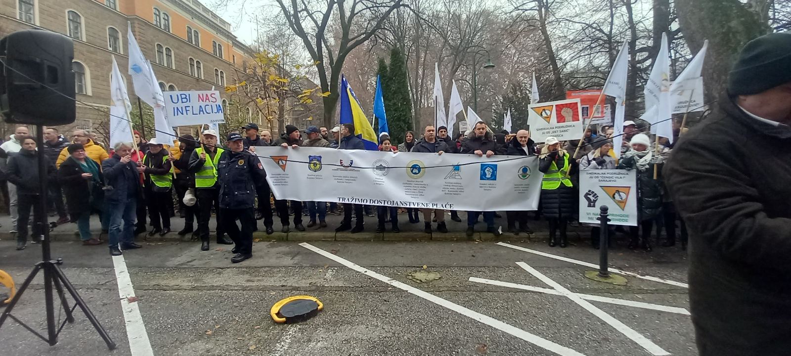 PROTESTI ISPRED VLADE KANTONA SARAJEVO Radnici izviždali premijera, pa ga pogurali i tražili novac