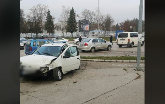 SAOBRAĆAJKA NA RASKRSNICI KOD AUDI SERVISA Sudar dva vozila, pričinjena materijalna šteta