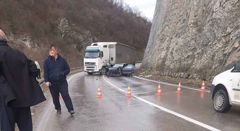 STRAVIČNA SAOBRAĆAJKA KOD TUZLE Automobil podletio pod kamion, saobraćaj potpuno obustavljen