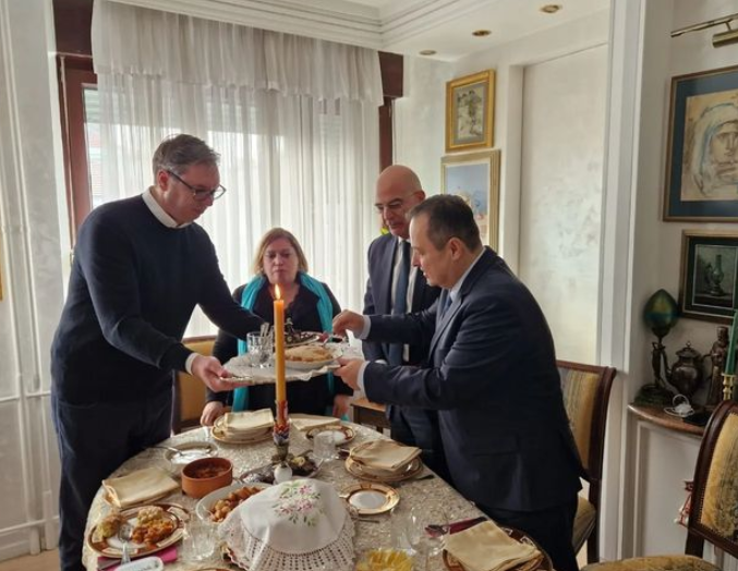 "HVALA IM ŠTO SU POČASTVOVALI KUĆU VUČIĆA" Predsjednik Srbije na Nikoljdan u roditeljskom domu ugostio Nikosa Dendijasa i Ivicu Dačića