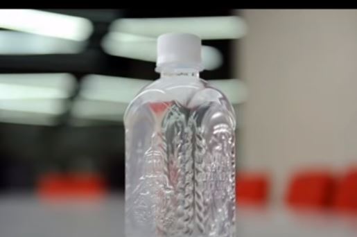 DA LI ZNATE KOLIKO DUGO SE ČUVA SVETA VODICA? Evo šta treba uraditi sa prošlogodišnjom, kada u kuću donesete novu